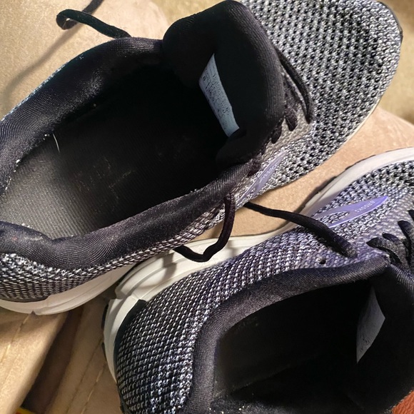 Woman’s size 8 black Brooks.Transmit - Picture 4 of 5